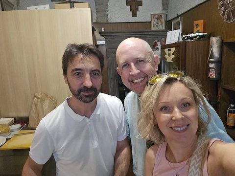 Alessandro Fecchi con Wojciech e la sua famiglia, in visita dalla Polonia