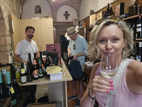 Un brindisi al bancone dell'Enoteca di Gubbio con Alessandro