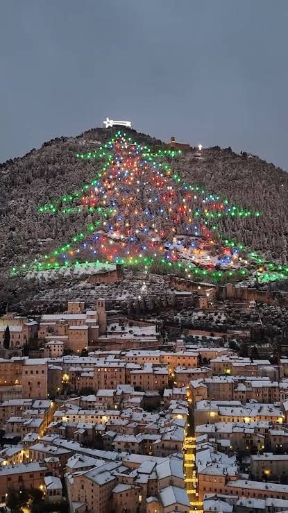 L'Albero di Natale acceso sul Monte Ingino, visto dal centro di Gubbio innevato