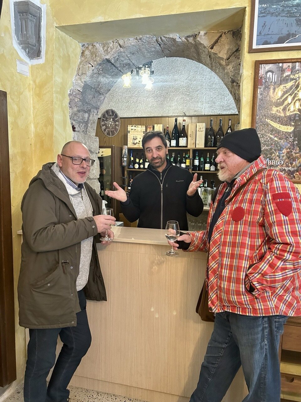 Alessandro Fecchi con alcuni clienti al bancone dell'enoteca