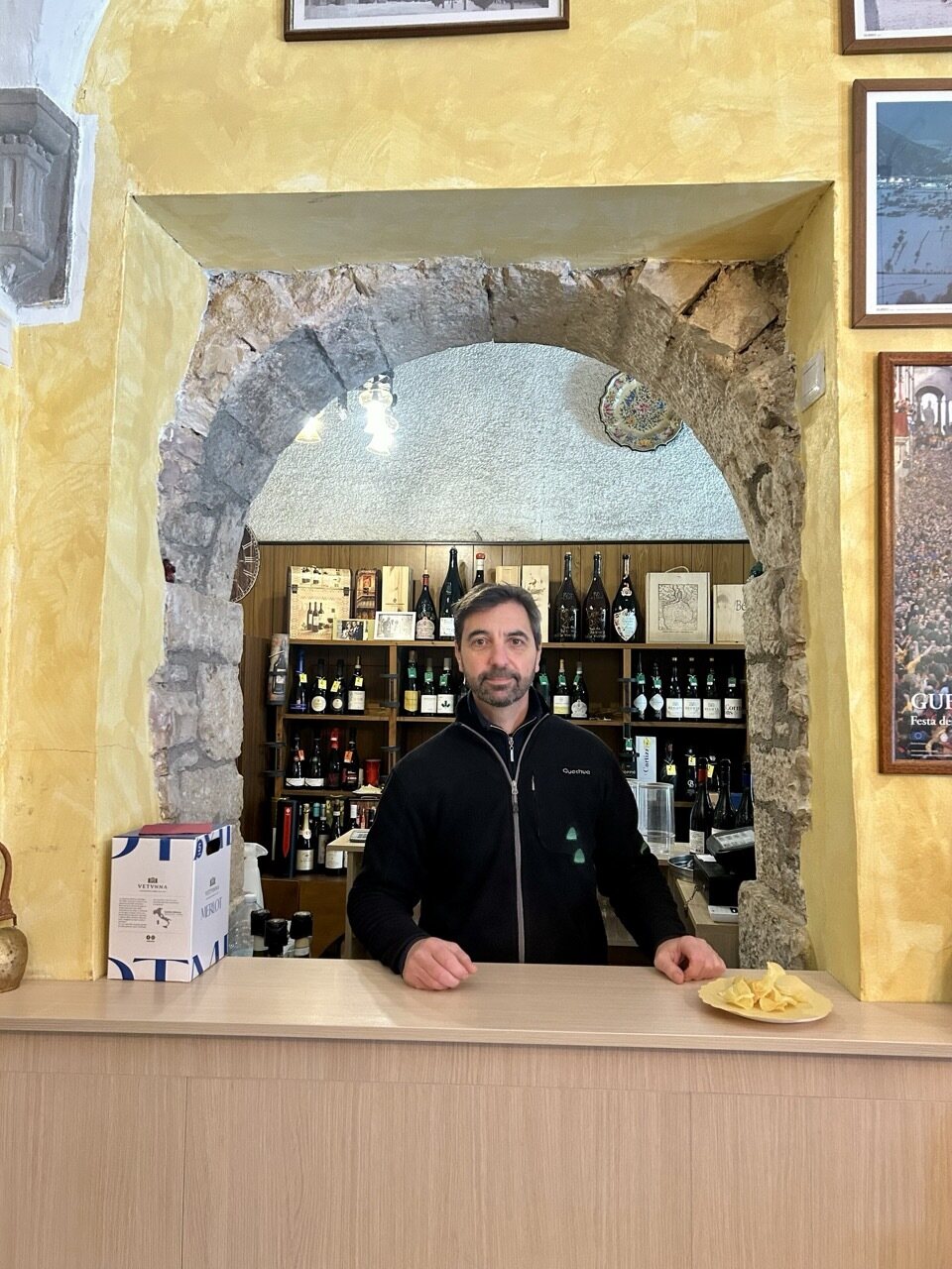 Alessandro Fecchi dietro il bancone dell'Enoteca di Gubbio