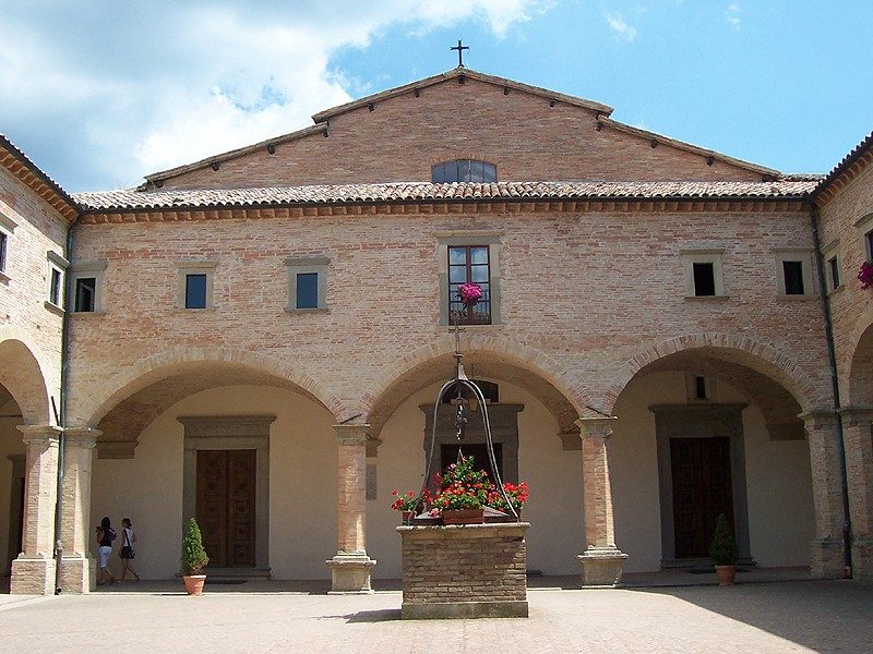 Il cortile della Basilica di Sant'Ubaldo, in cima al Monte Ingino