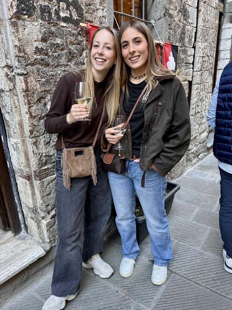 Due amiche del quartiere brindano davanti all'Enoteca di Gubbio