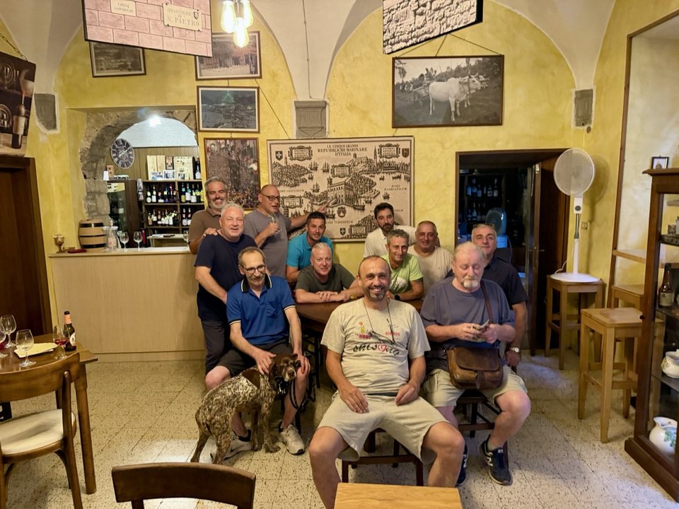 Alessandro Fecchi con alcuni clienti del posto al bancone dell'enoteca