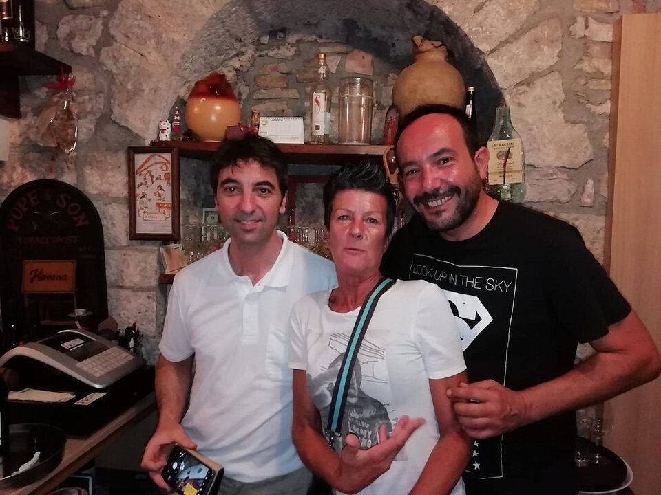 Alessandro Fecchi brinda con due viaggiatori che tornano a trovarlo ogni anno