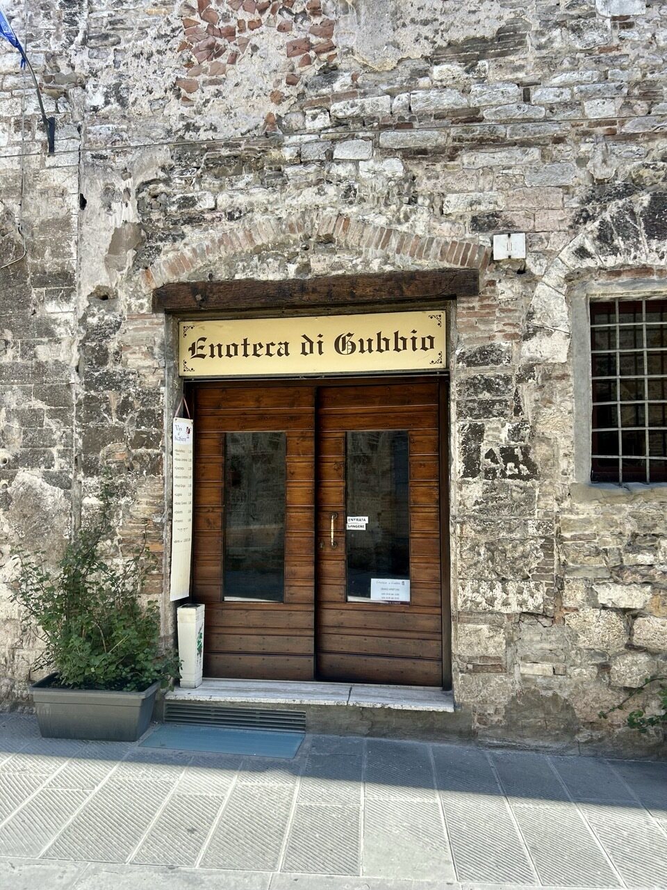 Ingresso principale dell'Enoteca di Gubbio, con l'insegna storica