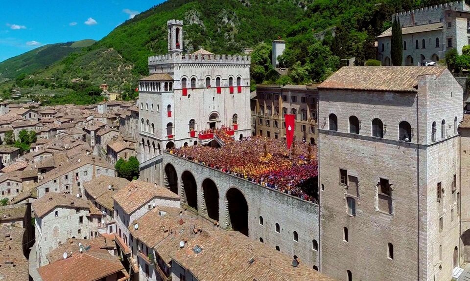 Veduta aerea di Piazza Grande e del Palazzo dei Consoli durante la Corsa dei Ceri