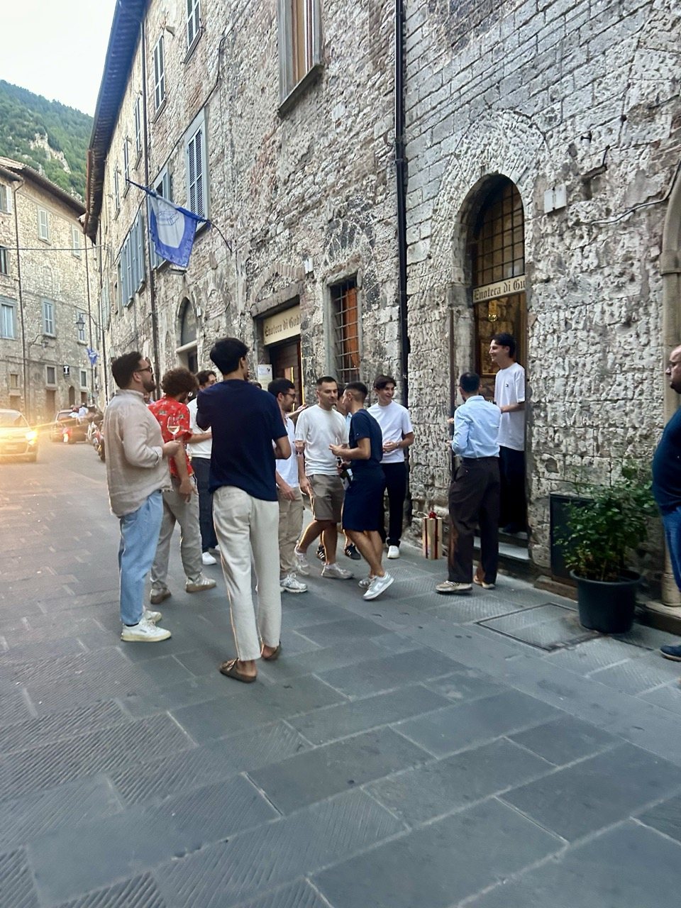 Un sabato sera all'ingresso dell'Enoteca di Gubbio, tra amici ed eugubini