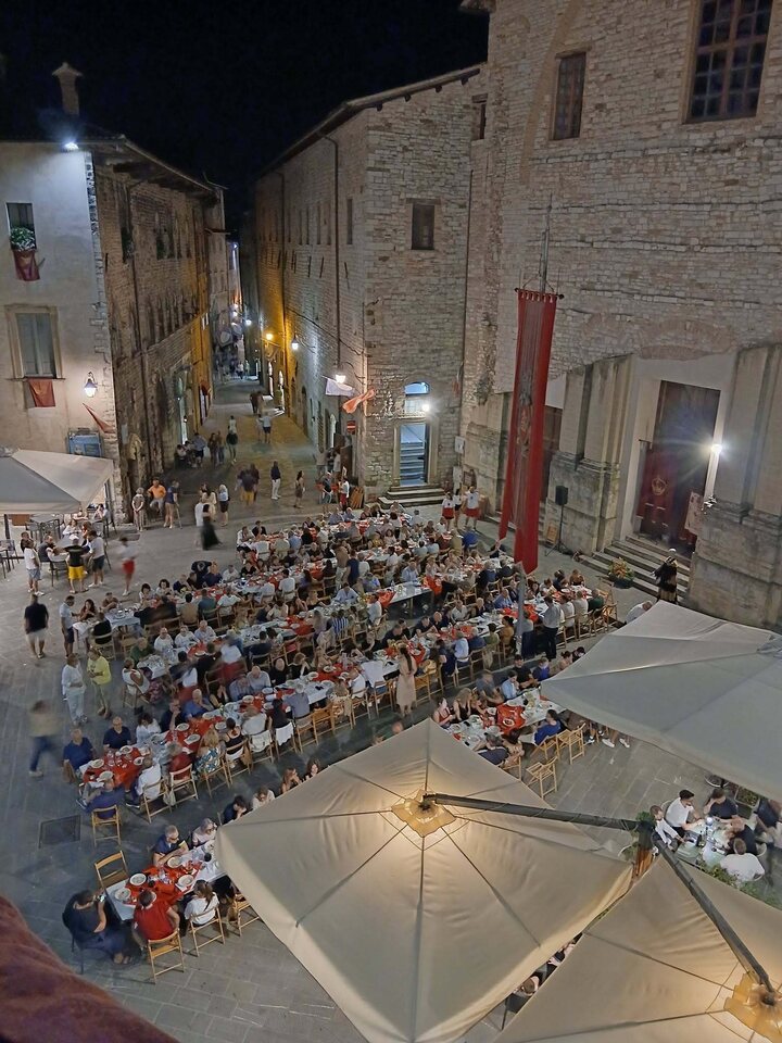 Cena all'aperto una sera d'estate nel quartiere di San Martino, a Gubbio